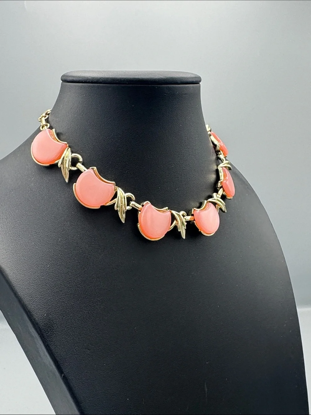 Rare Coro vintage pink cookie bite moon glow thermoset necklace - Picture 2 of 6